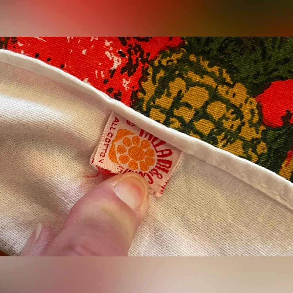 Fallani & Cohn gorgeous mid century Christmas all cotton tablecloth 62” x‎ 51”